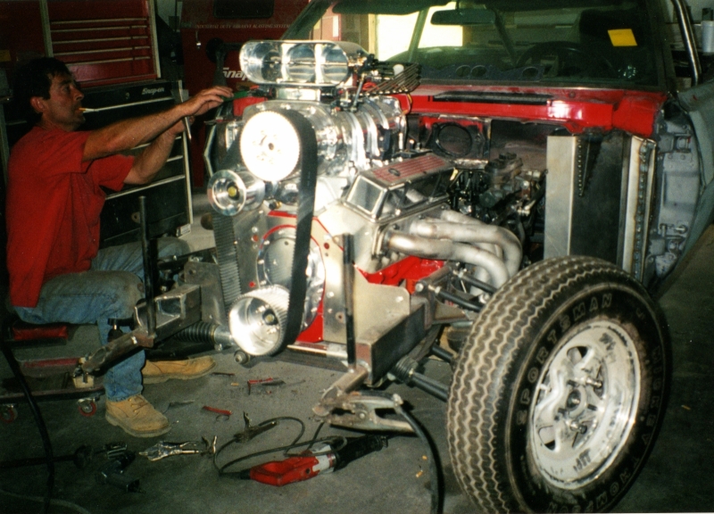 pics of Mike Munro's Camaro dragster build up